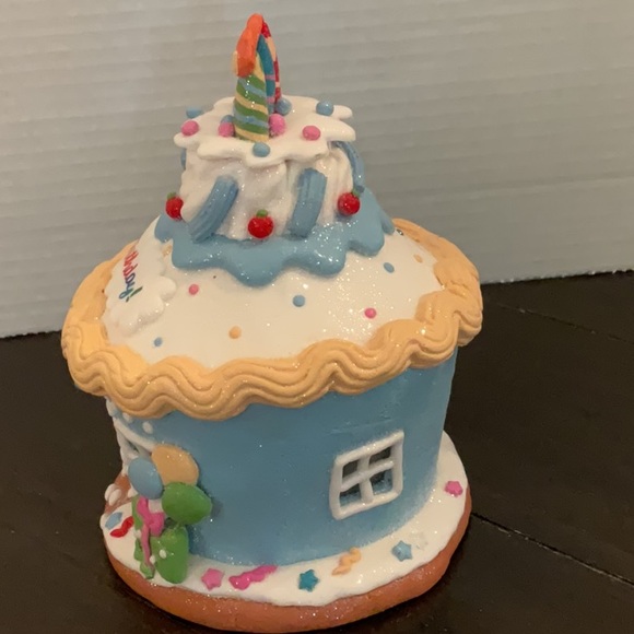 Valerie Parr Hill Illuminated Birthday Celebration Cupcake House - Picture 2 of 5